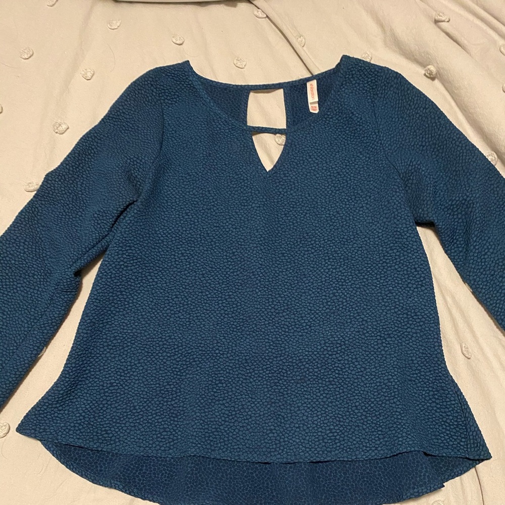 Blue shirt with big sleeves